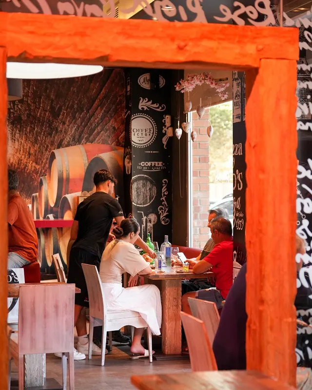 L’interior d’una de les cafeteries de Paco’s amb clients esmorzant