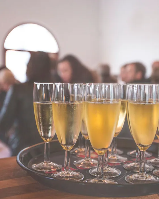 Copes de cava en una safata durant una celebració