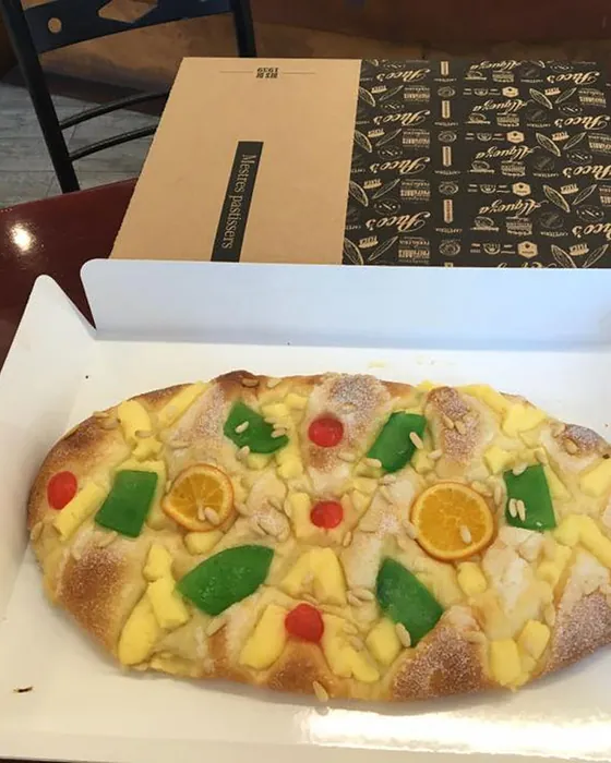 Coca de Sant Joan amb fruita confitada i pinyons