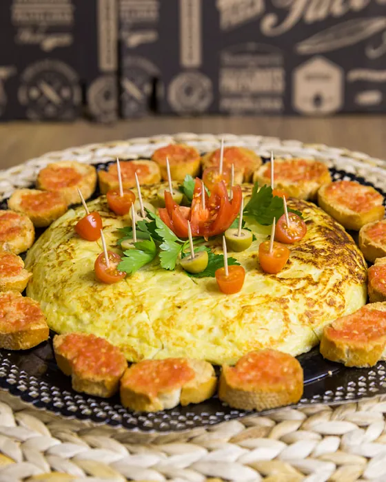 Truita de patates amb pa amb tomàquet