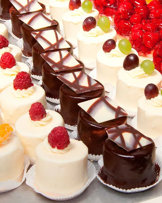 Pastissets individuals amb fruita i xocolata