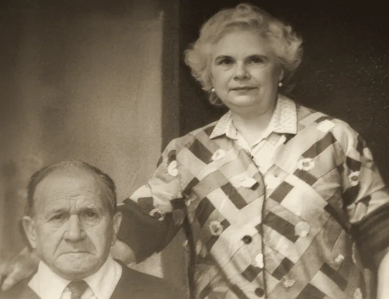 Fotografia antiga de la família, la mateixa que porten les capses de pastissets