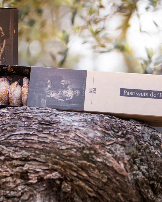 Capses de pastissets de Tortosa amb la foto dels avis