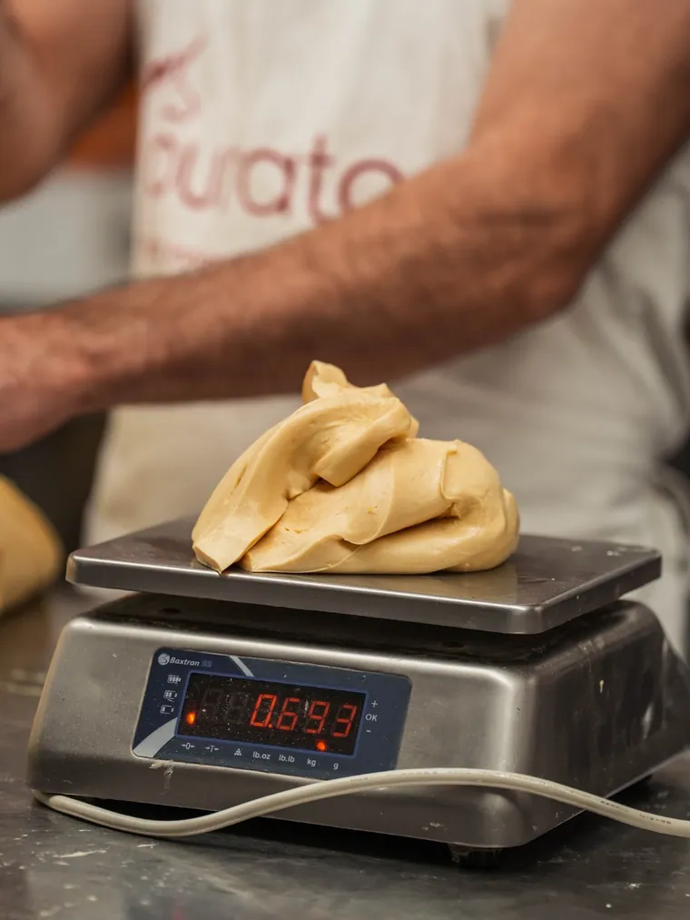 La massa sobre la bàscula: 693 grams