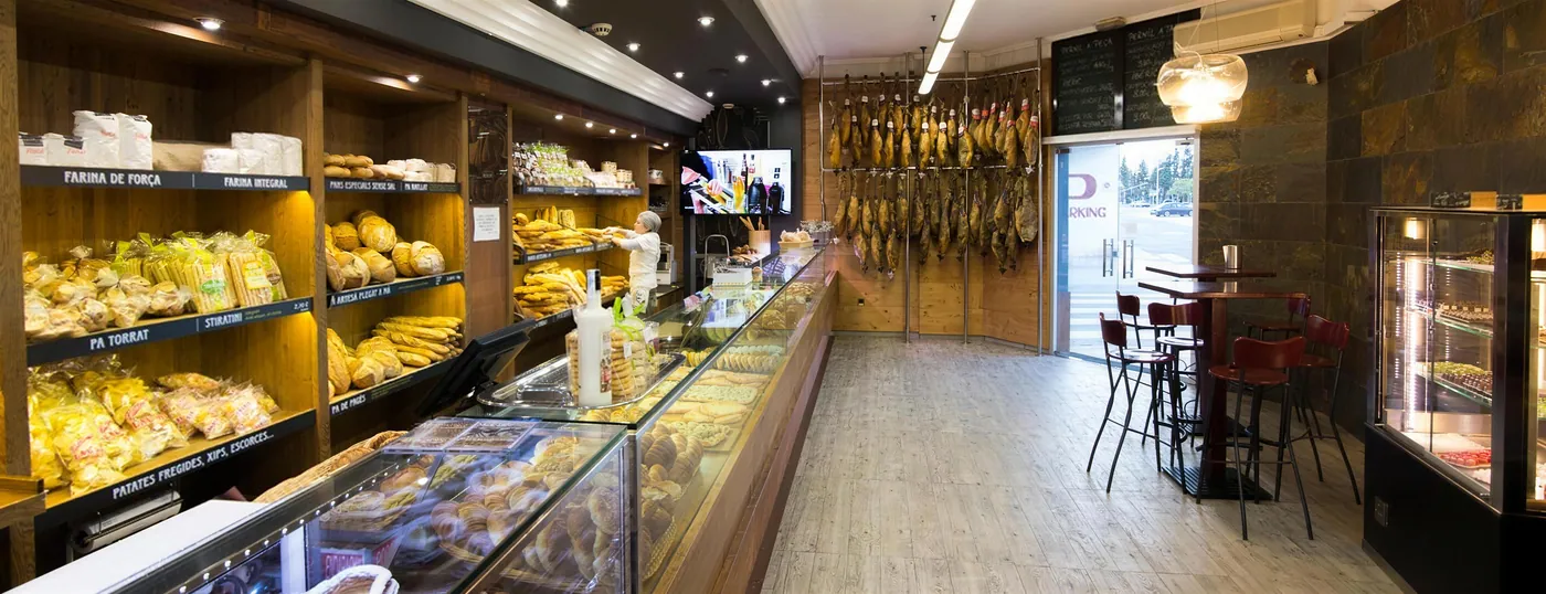 L’interior del forn d’Alqueza amb el pa als prestatges