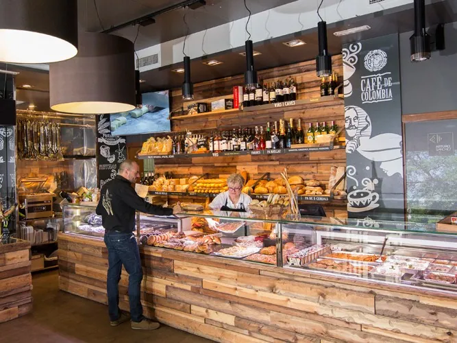 L’interior de Paco’s Delicatessen, a Ferreries