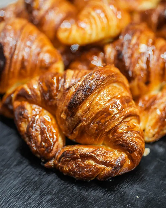 Croissants de caramel acabats de fer
