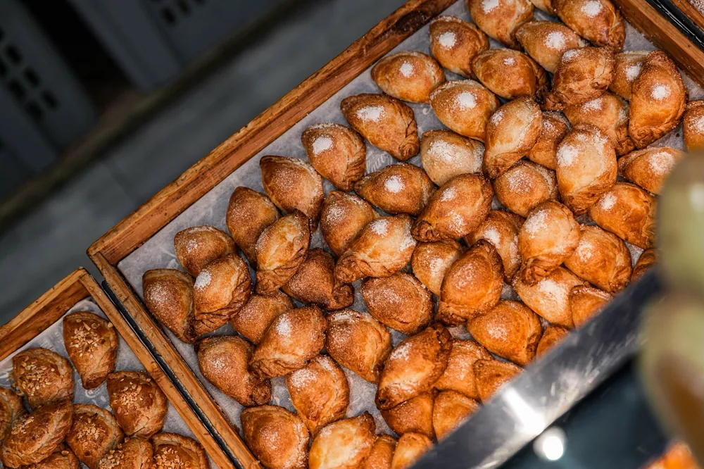 Una safata de pastissets de Tortosa ensucrats
