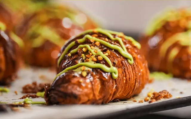 Croissant farcit i cobert de crema de pistatxo